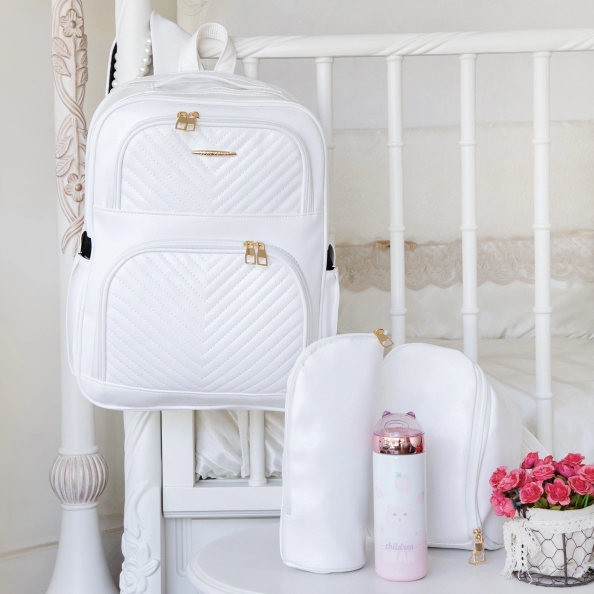 کوله لوازم نوزاد چرم مدل کارگو سفید کوله لوازم نوزاد چرم مدل کارگو سفید